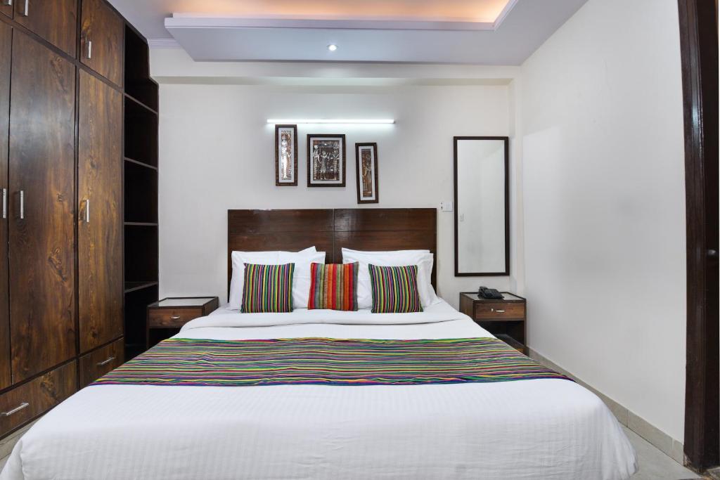 Postel nebo postele na pokoji v ubytování Hotel Admire Inn "Atta Market, Noida Sector 18"