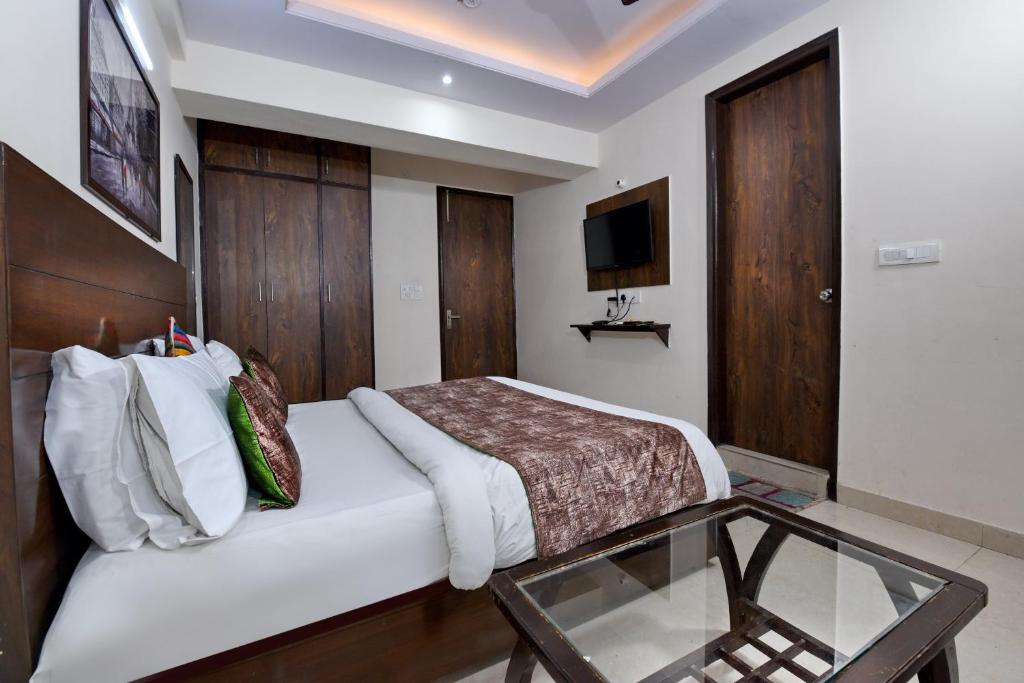 Postel nebo postele na pokoji v ubytování Hotel Admire Inn "Atta Market, Noida Sector 18"
