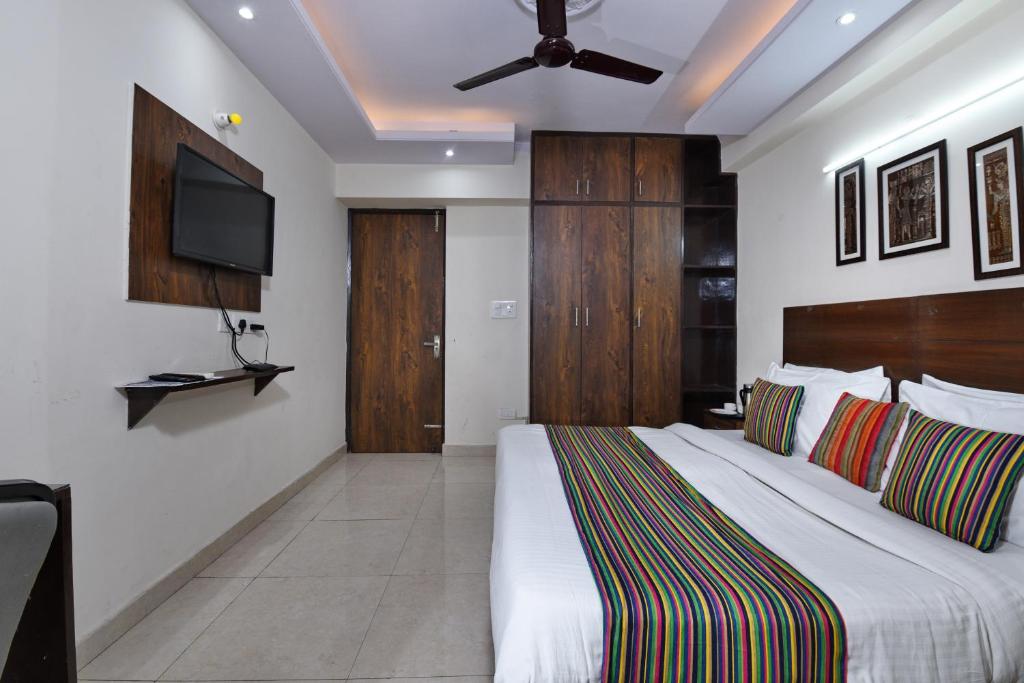 Postel nebo postele na pokoji v ubytování Hotel Admire Inn "Atta Market, Noida Sector 18"