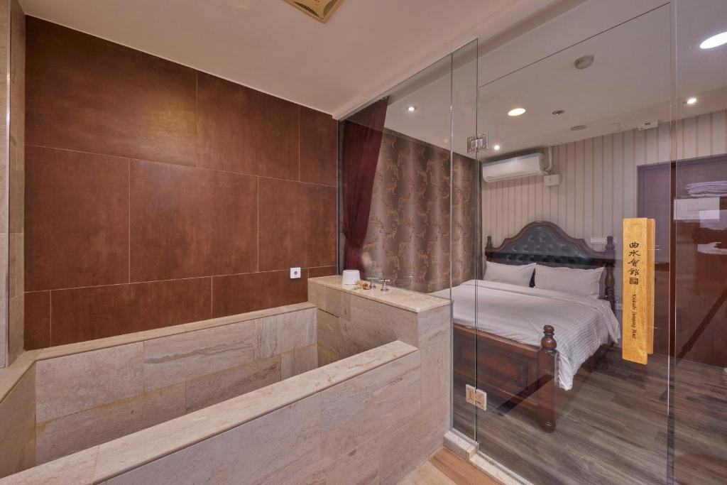 Postel nebo postele na pokoji v ubytování Kyokusui Hotspring Hotel
