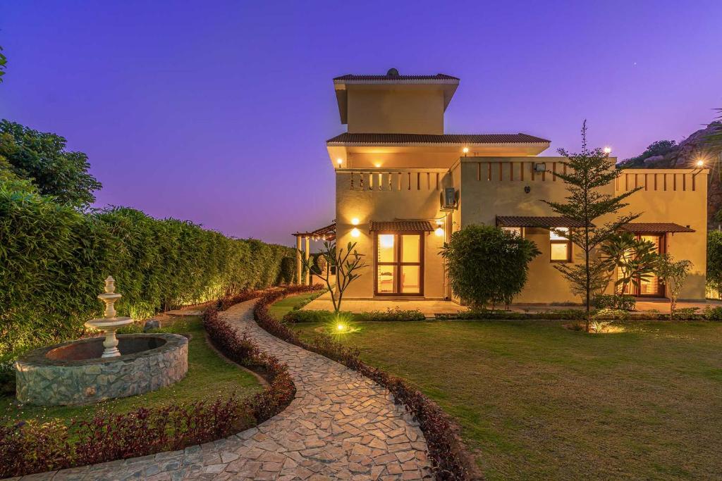 StayVista at Bliss In The Woods w Outdoor Pool - Gurgaon - Villa