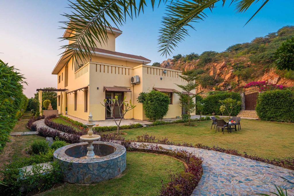 StayVista at Bliss In The Woods w Outdoor Pool - Gurgaon - Villa