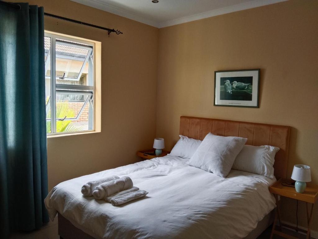 1 dormitorio con 1 cama con toallas en 24 on WRENCH, en Ciudad del Cabo