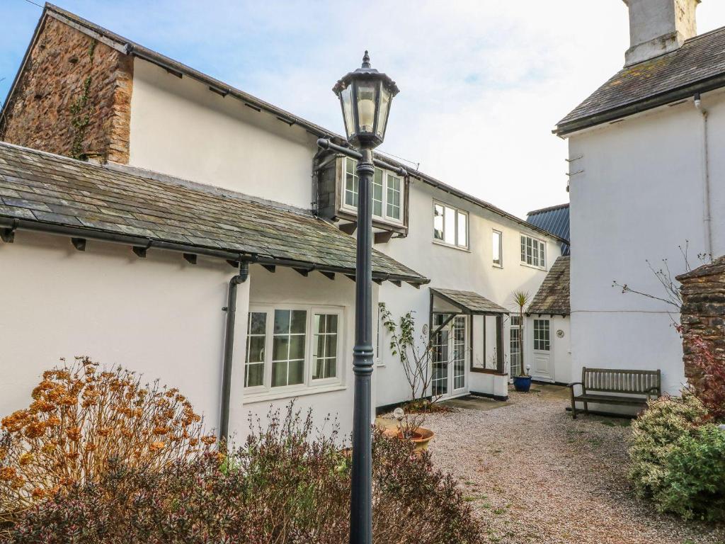 un lampione di fronte a una casa bianca di Bluebell Cottage a Paignton
