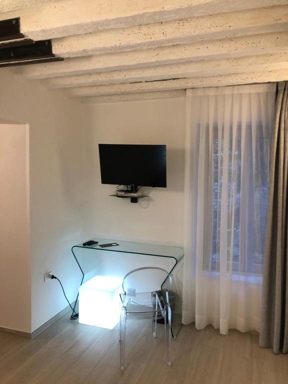 Telewizja i/lub zestaw kina domowego w obiekcie Marin Traghetto - Locazione Turistica