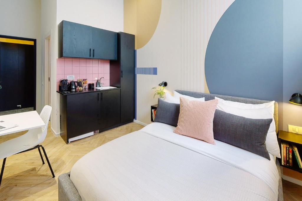 Postel nebo postele na pokoji v ubytování Colorbox - by Loginn Tel-Avivian hotels