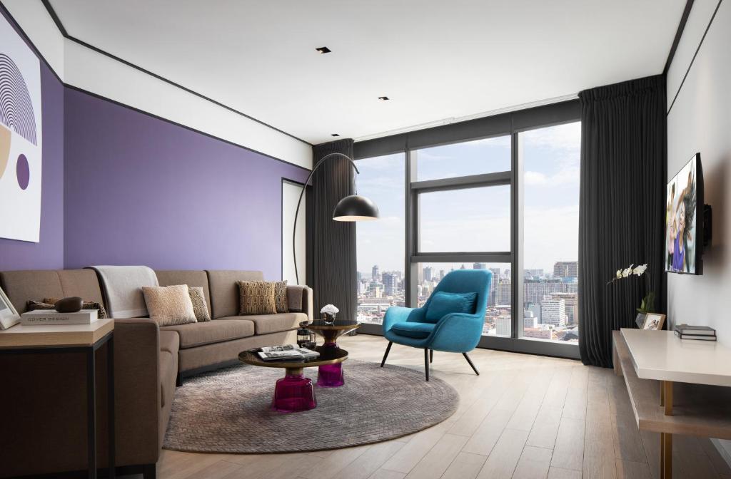 TV a/nebo společenská místnost v ubytování Citadines Flatiron Phnom Penh