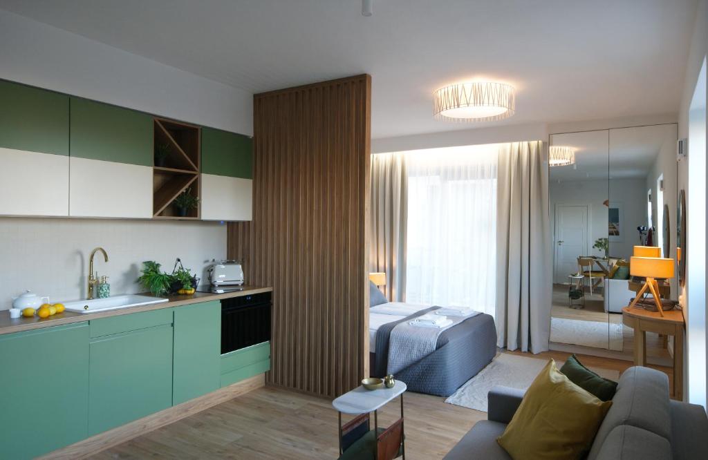 cocina y sala de estar con sofá y cocina y habitación en IRS ROYAL APARTMENTS Apartamenty IRS Yacht Park, en Gdynia