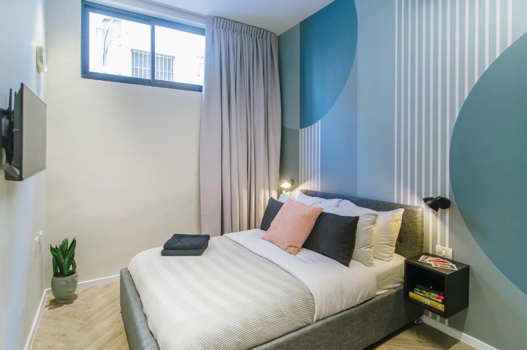 Postel nebo postele na pokoji v ubytování Colorbox - by Loginn Tel-Avivian hotels