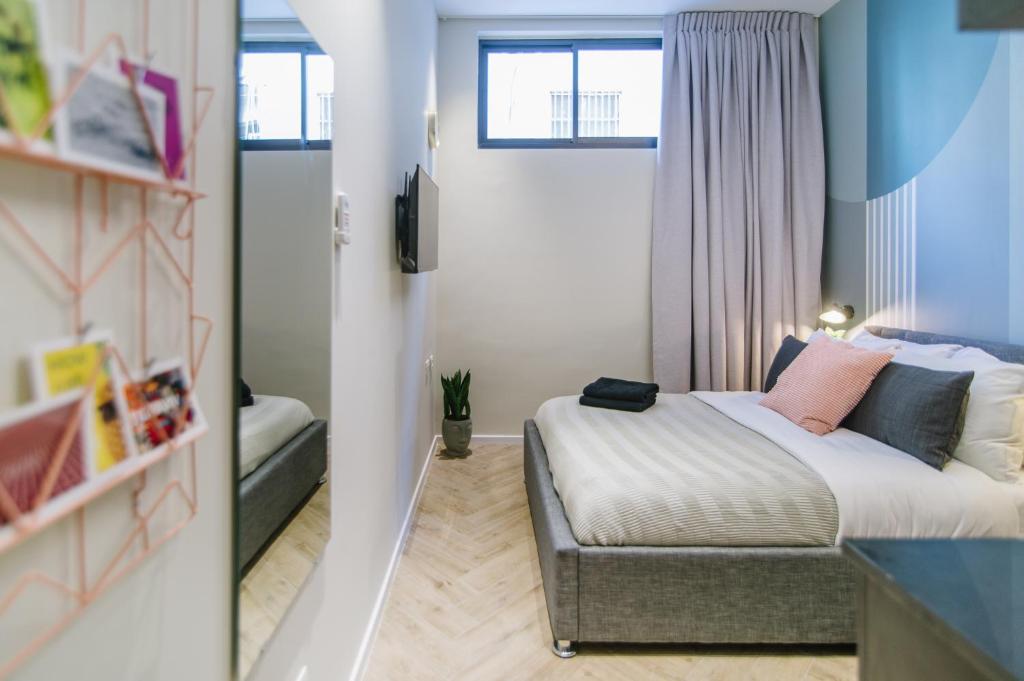 Postel nebo postele na pokoji v ubytování Colorbox - by Loginn Tel-Avivian hotels