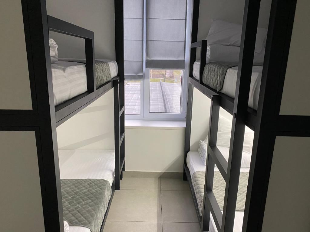 Rúm í herbergi á Kyivpasservis HOSTEL
