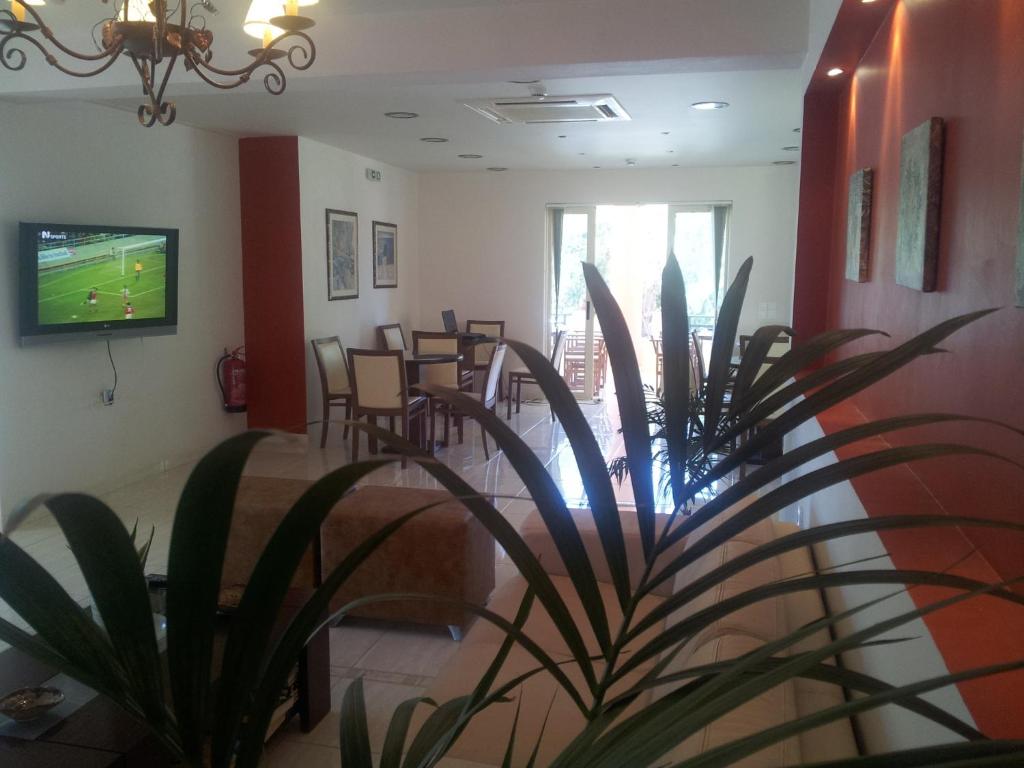 TV a/nebo společenská místnost v ubytování Ostria Hotel