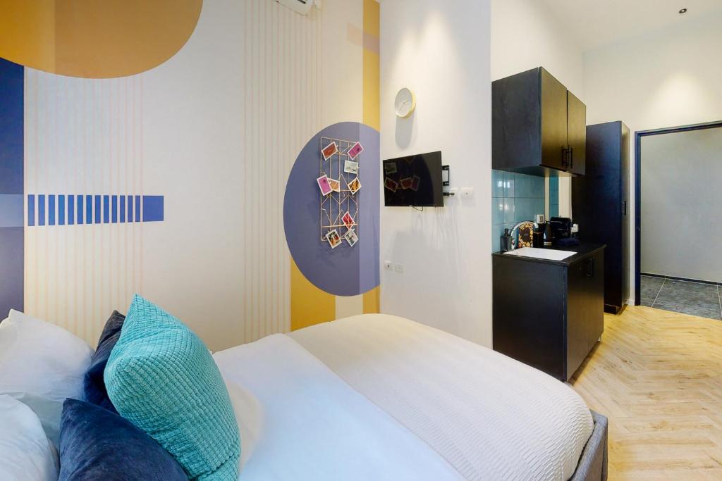 Postel nebo postele na pokoji v ubytování Colorbox - by Loginn Tel-Avivian hotels