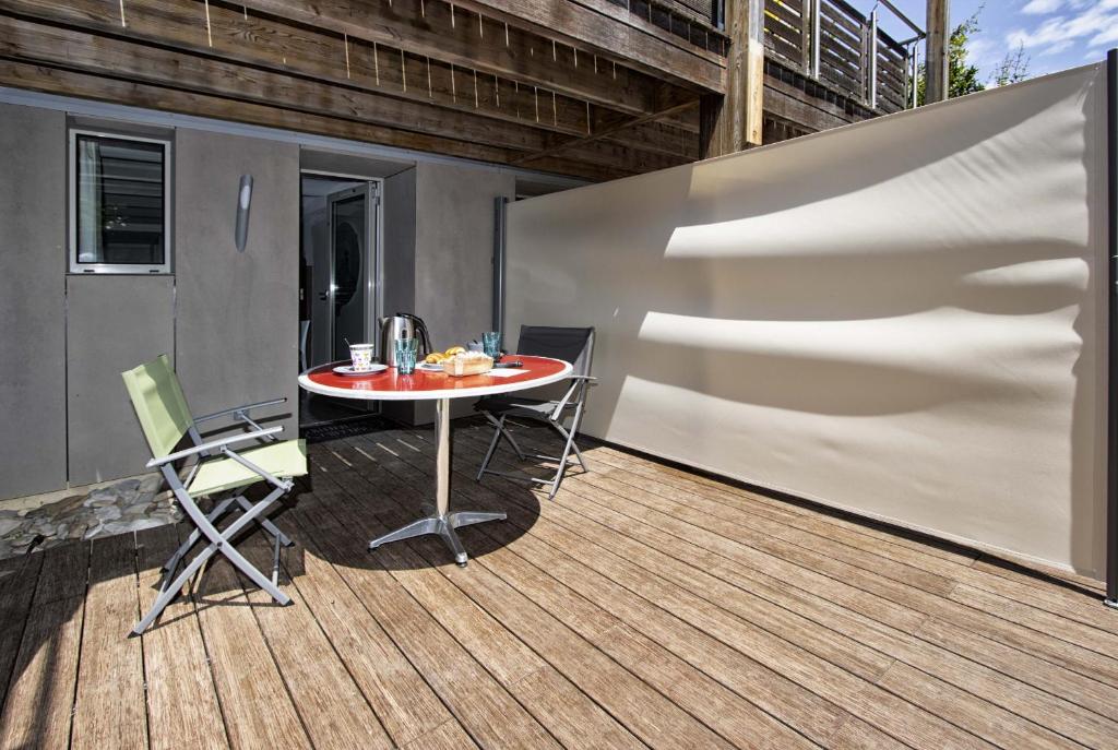 un patio avec une table et des chaises sur une terrasse dans l'établissement Pointe, à Saint-Cyr-sur-Mer