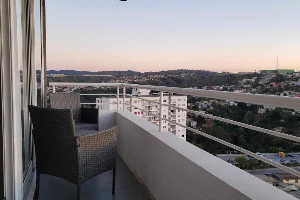 a balcony with two chairs and a view of a city at Espectacular atardecer porteño-Viña in Viña del Mar