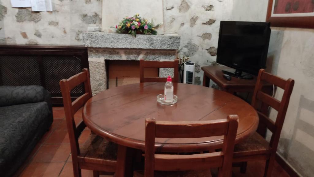 Televízia a/alebo spoločenská miestnosť v ubytovaní Casa Rural El Molino II