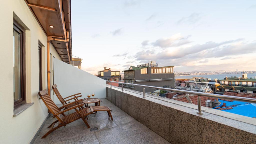 Bazén v ubytování Biz Cevahir Hotel Sultanahmet nebo v jeho okolí