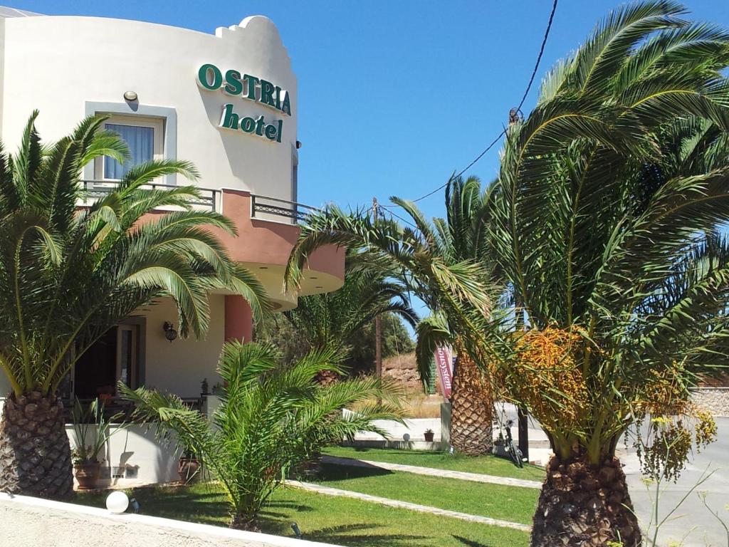 un hotel con palmeras delante en Ostria Hotel, en Palaikastro