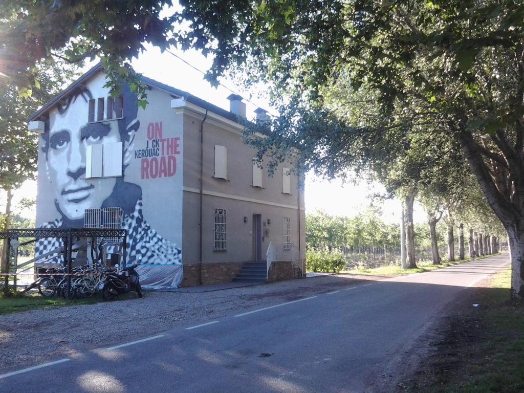 un edificio con una pintura a un lado. en B&B Bortolino, en Viadana