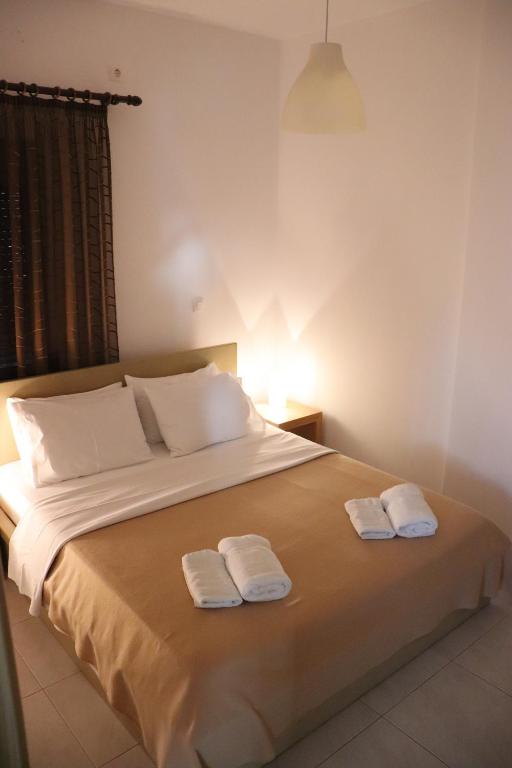 um quarto com uma cama com duas toalhas em Apartments Piazza em Himare