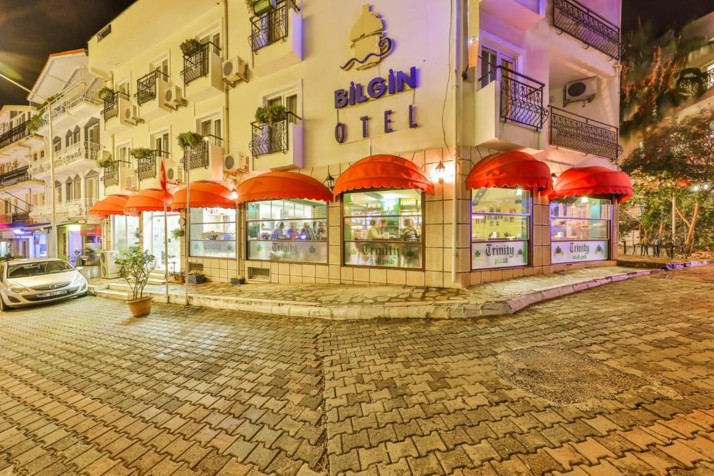 カシュにあるKas Bilgin Hotelの通り傘の建物