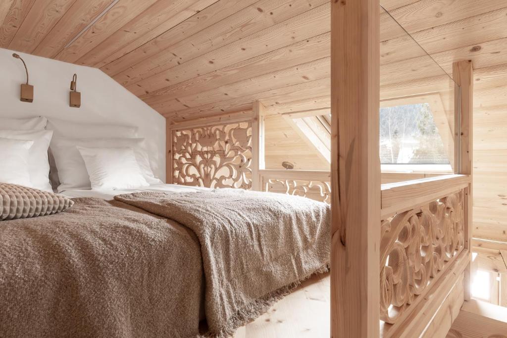 Кровать или кровати в номере Villa Milimani - stuletnia, folk & butique, adults only