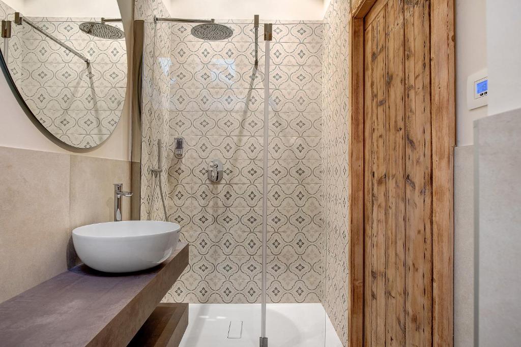 łazienka z umywalką i prysznicem w obiekcie Wellness Lodge Chicca w mieście Santa Giuliana