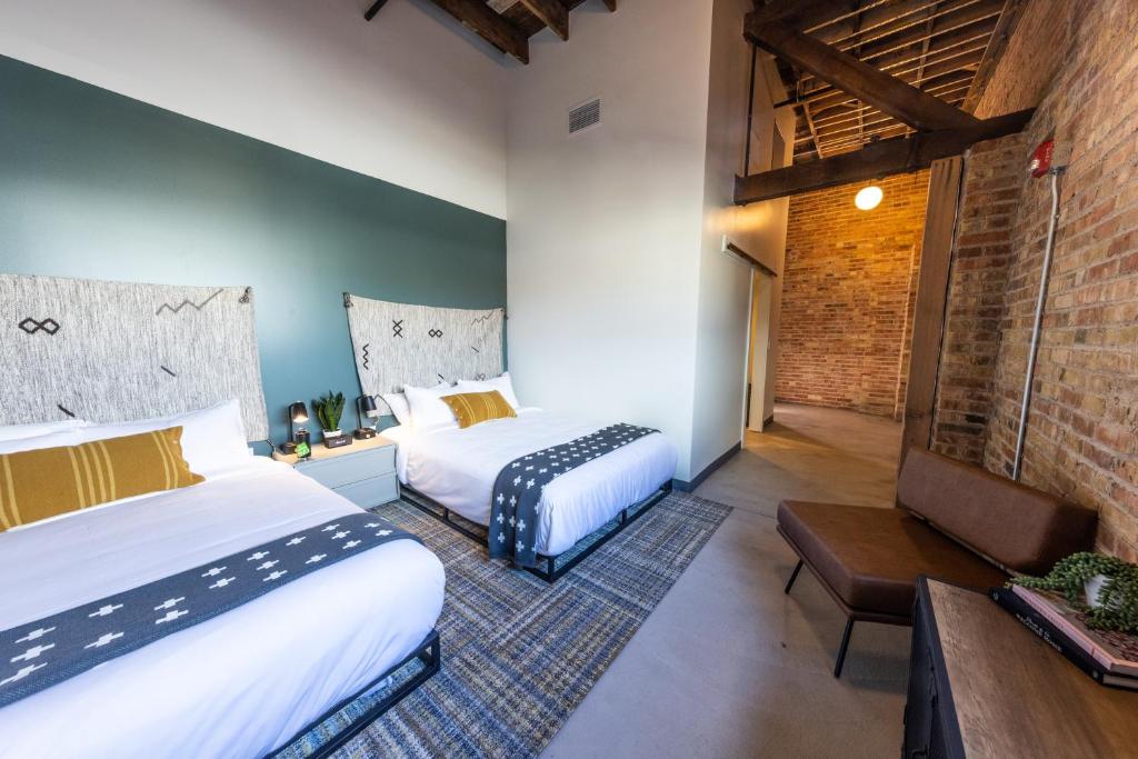 Postel nebo postele na pokoji v ubytování evo Hotel Salt Lake City