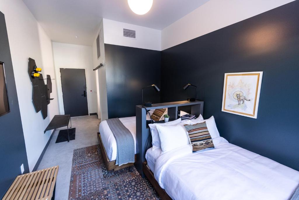 Postel nebo postele na pokoji v ubytování evo Hotel Salt Lake City