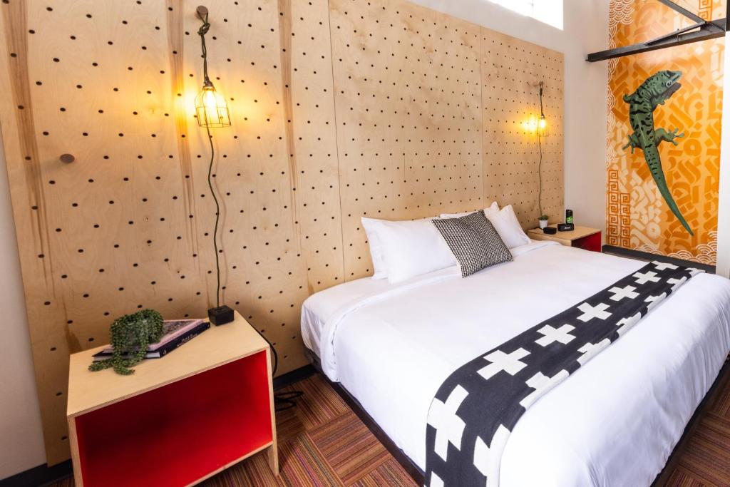 Postel nebo postele na pokoji v ubytování evo Hotel Salt Lake City