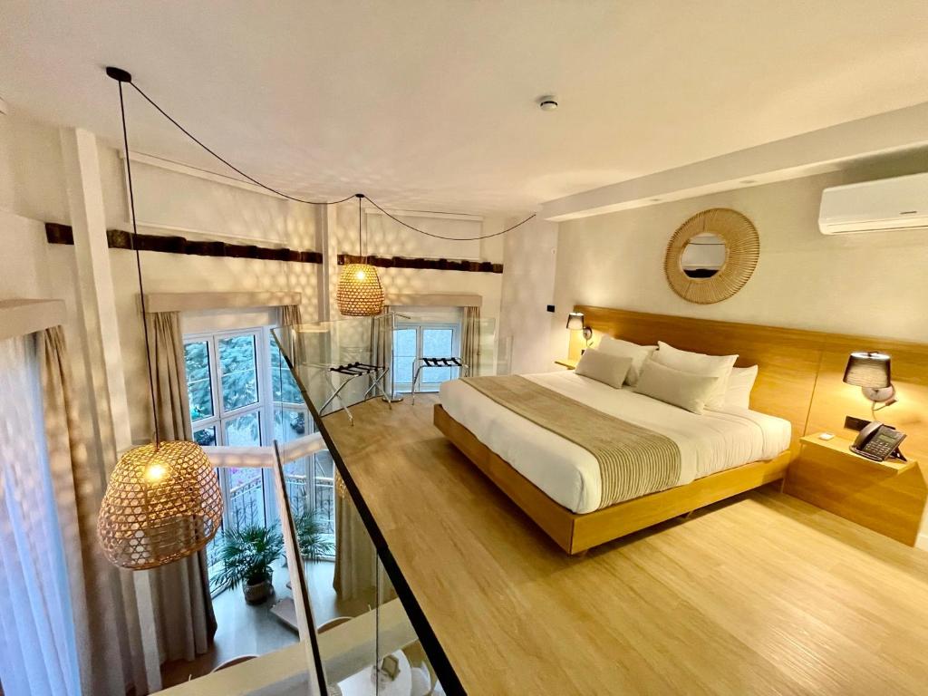1 dormitorio grande con 1 cama y balcón en Hotel Emblemático Hi Suites en Santa Cruz de Tenerife