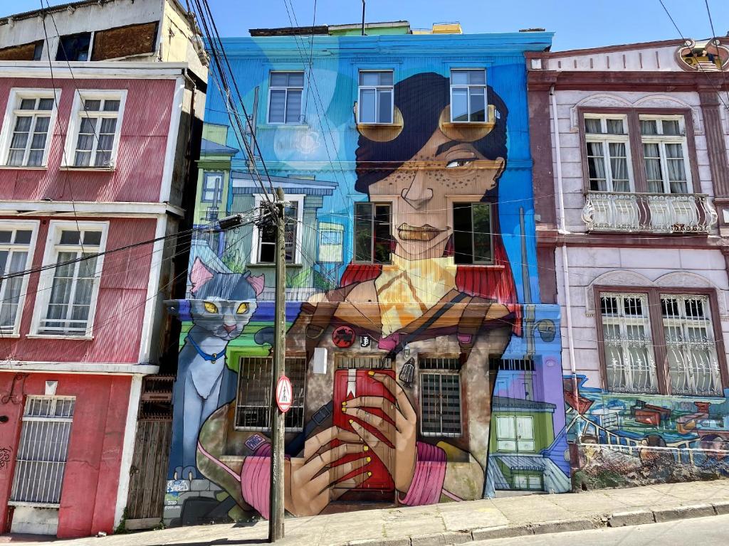 un mural en el lateral de un edificio en Hostal del Viajero, en Valparaíso