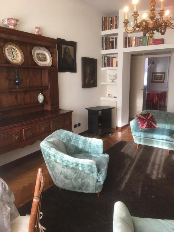 フィレンツェにあるCherubini Florence Residenceのリビングルーム(椅子、テーブル付)