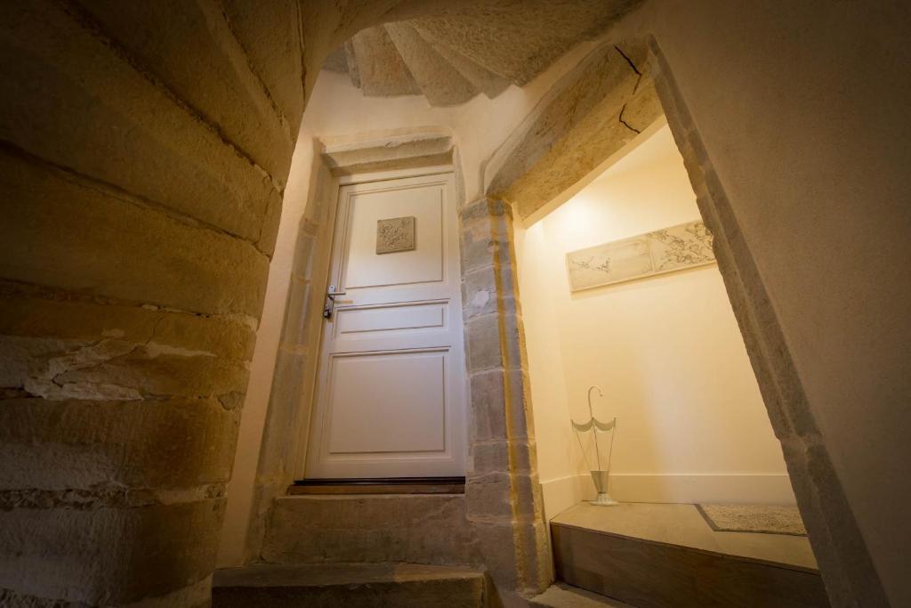 a hallway with a white door and a window at Le Cara Alya 1G in Beaune