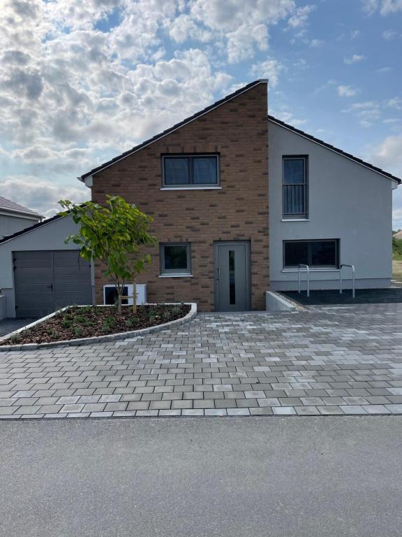 a house with a brick building with a driveway at Ferienhaus Jonas in Löbnitz