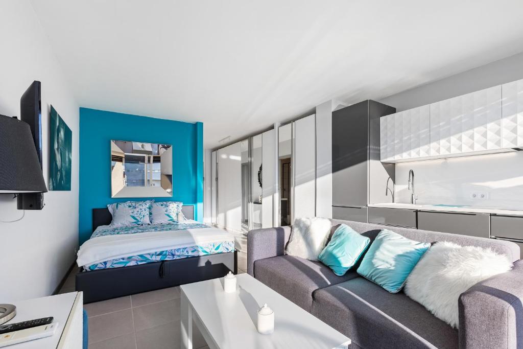 un salon avec un canapé et un lit dans l'établissement Blue Dream Heliopolis, au Cap d'Agde