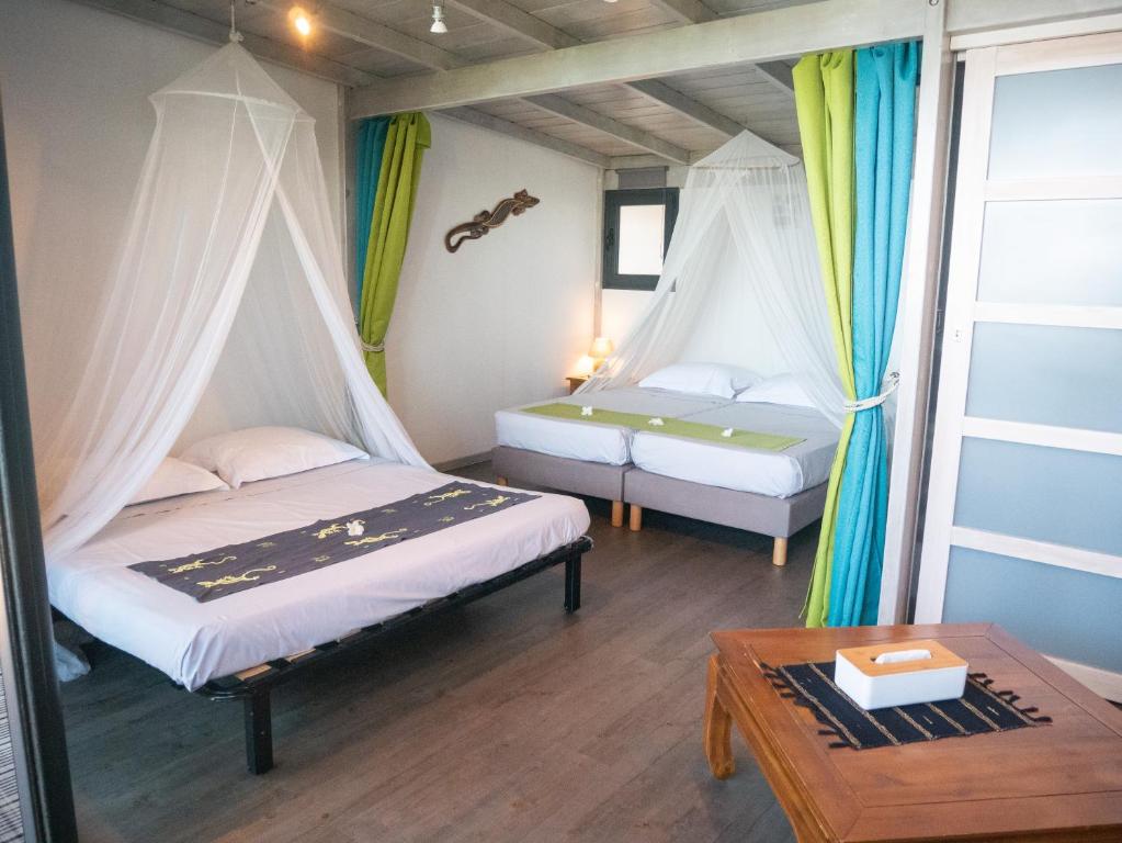 En eller flere senge i et værelse på KAZ ORÈA