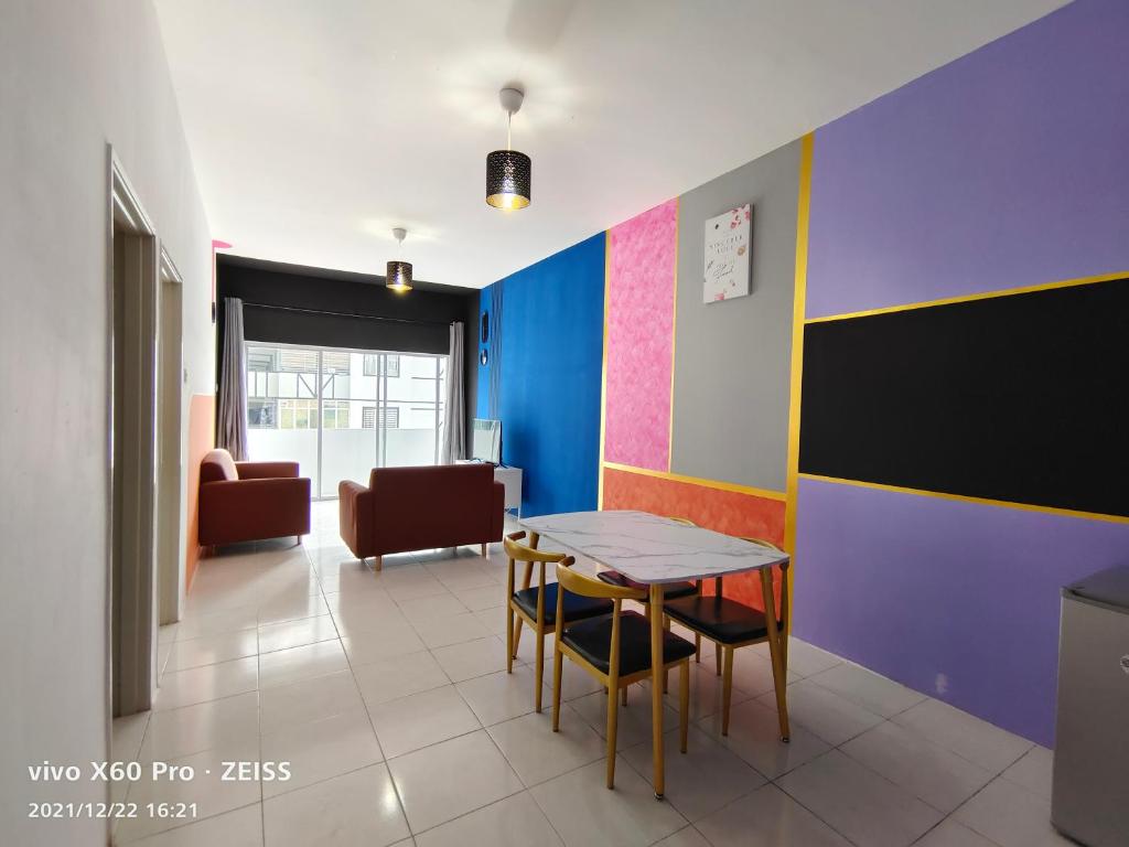 - une salle à manger avec une table et des chaises dans l'établissement SKY PURPLE @CH, à Tanah Rata