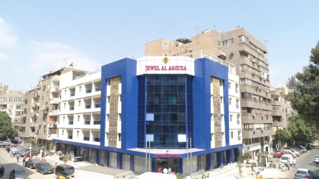 een blauw gebouw met een bord erop bij Jewel Agouza Hotel in Caïro
