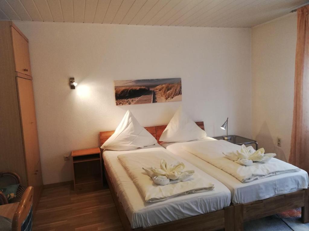 1 dormitorio con 2 camas con flores en Apart-1-OG-Nr2, en Darmstadt
