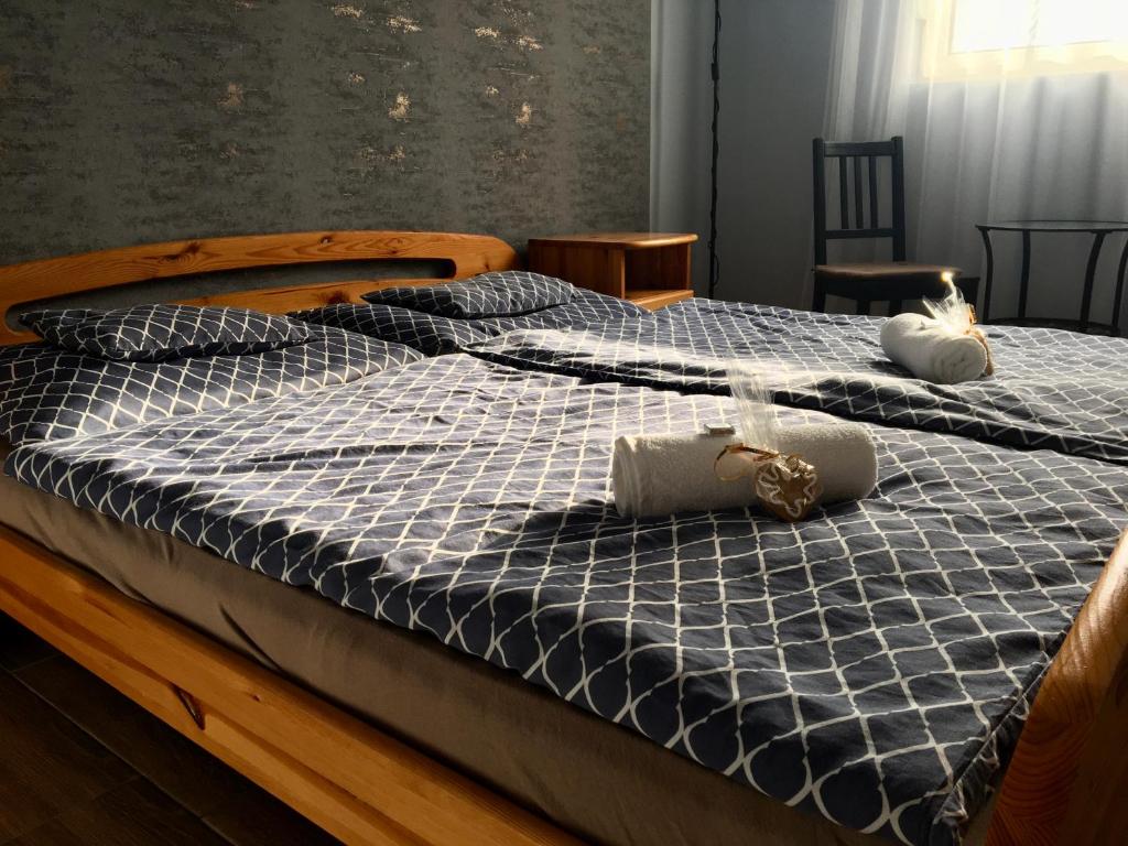 Łóżko lub łóżka w pokoju w obiekcie Megyeház Apartman