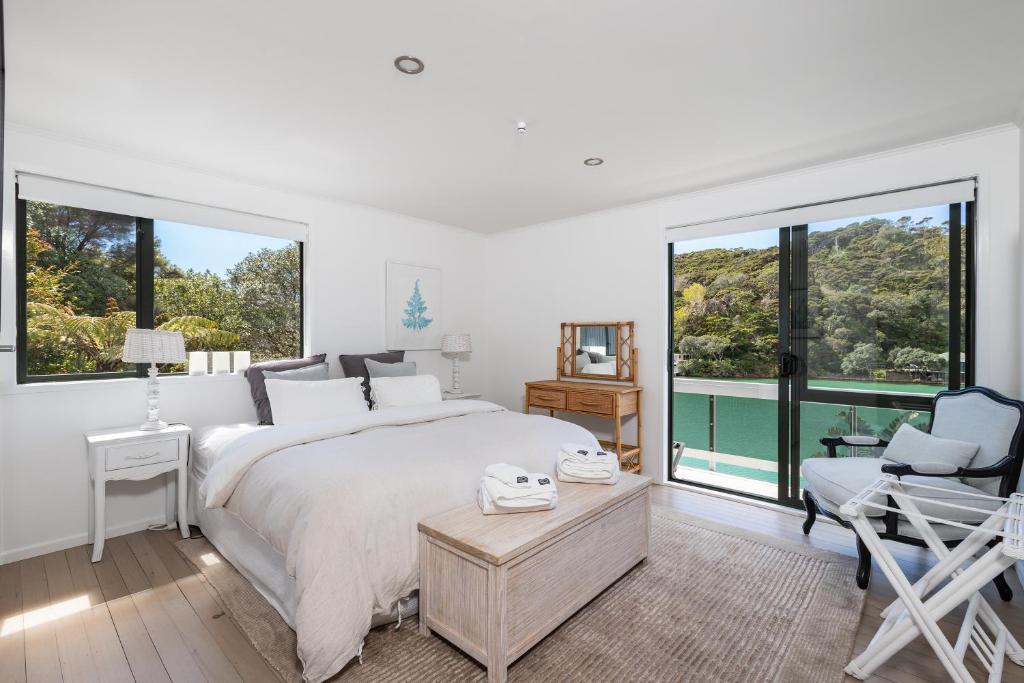 Bazén v ubytování Kawau Lodge Boutique Resort nebo v jeho okolí