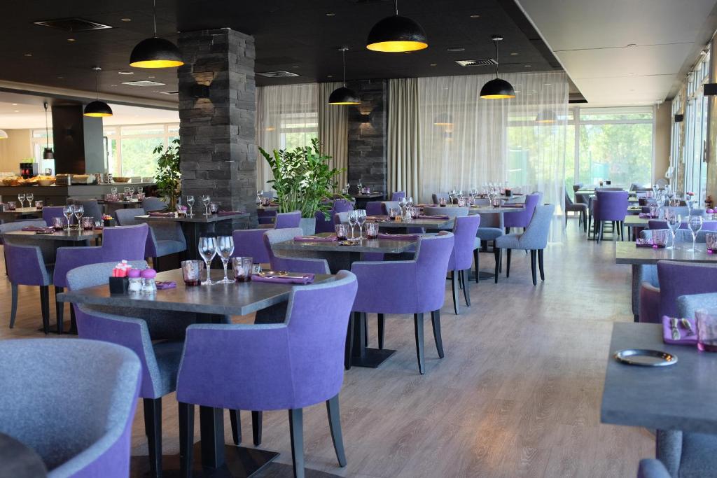 Un restaurante o sitio para comer en Hotel &amp; Spa Marina d&#39;Adelphia