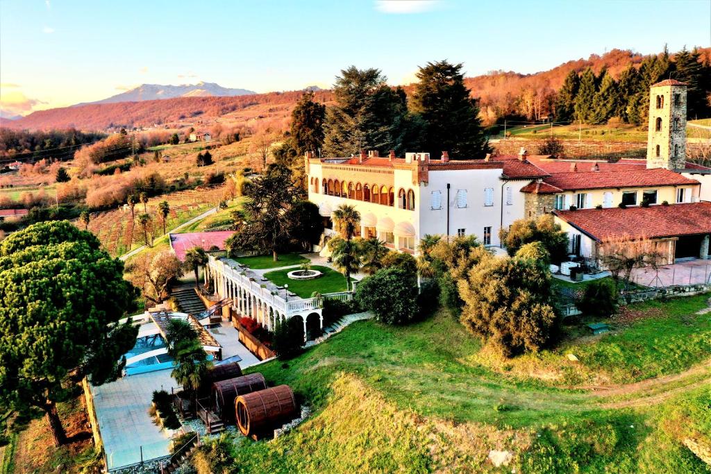 - une vue aérienne sur une grande maison avec une cour dans l'établissement Cella Grande, à Viverone