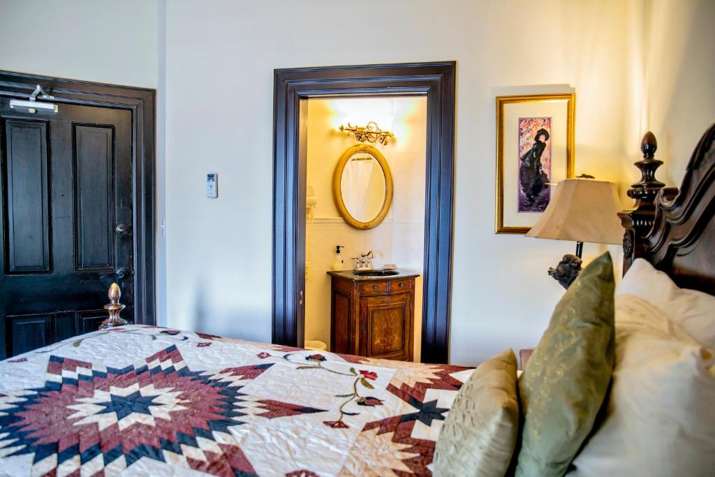 Puddicombe House - Queen Room