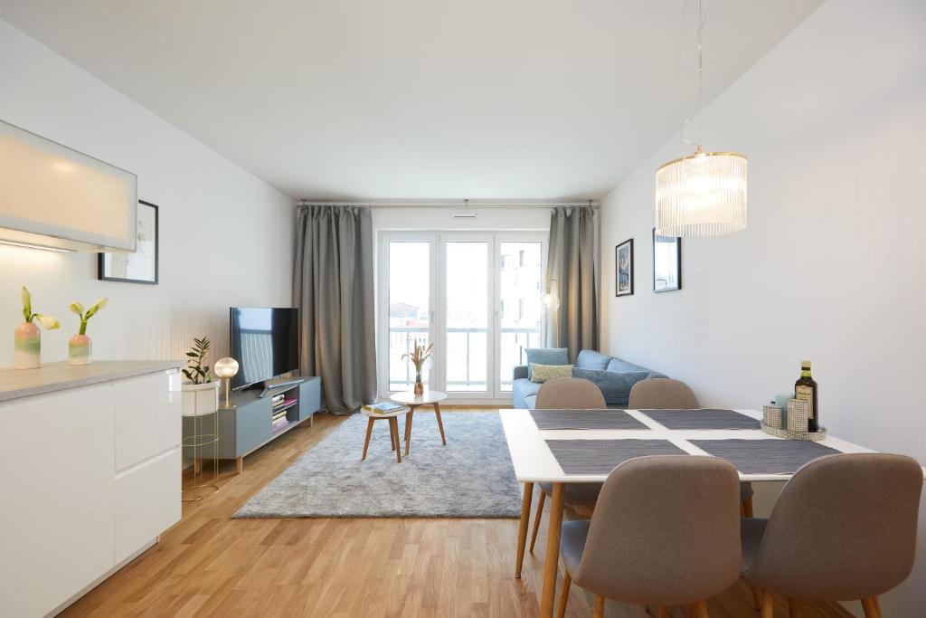 Il comprend une cuisine et un salon avec une table et des chaises. dans l'établissement Redlok, à Garmisch-Partenkirchen