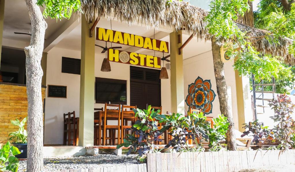 un restaurant avec un panneau qui lit mandala hisself dans l'établissement Mandala Hostel Jeri, à Jericoacoara
