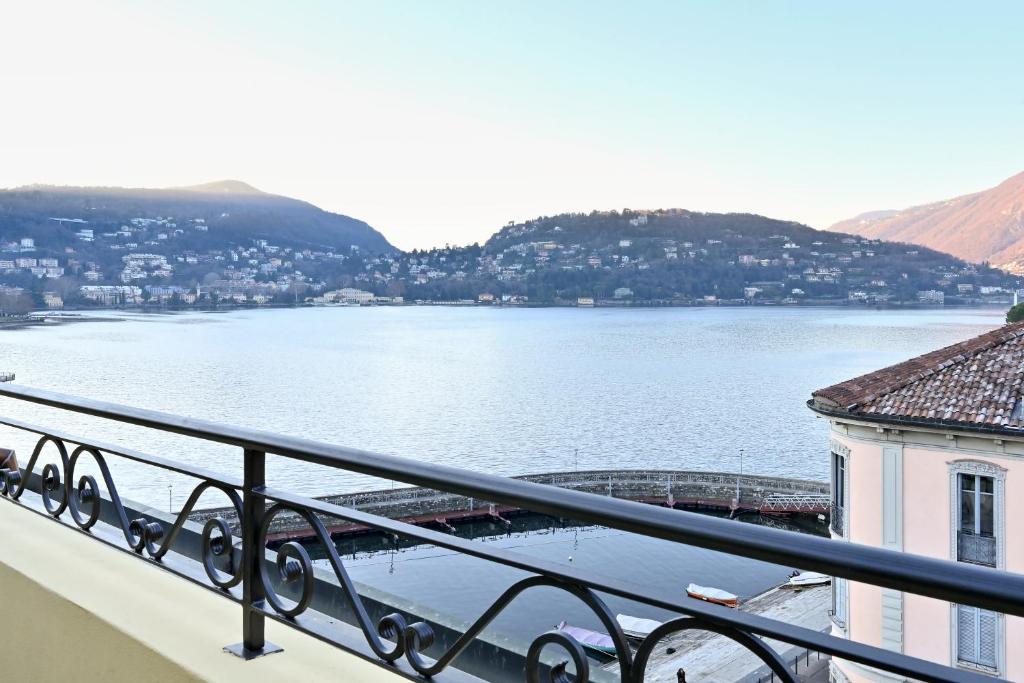 uma vista para um grande corpo de água a partir de uma varanda em LakeSweetLakeComo em Como