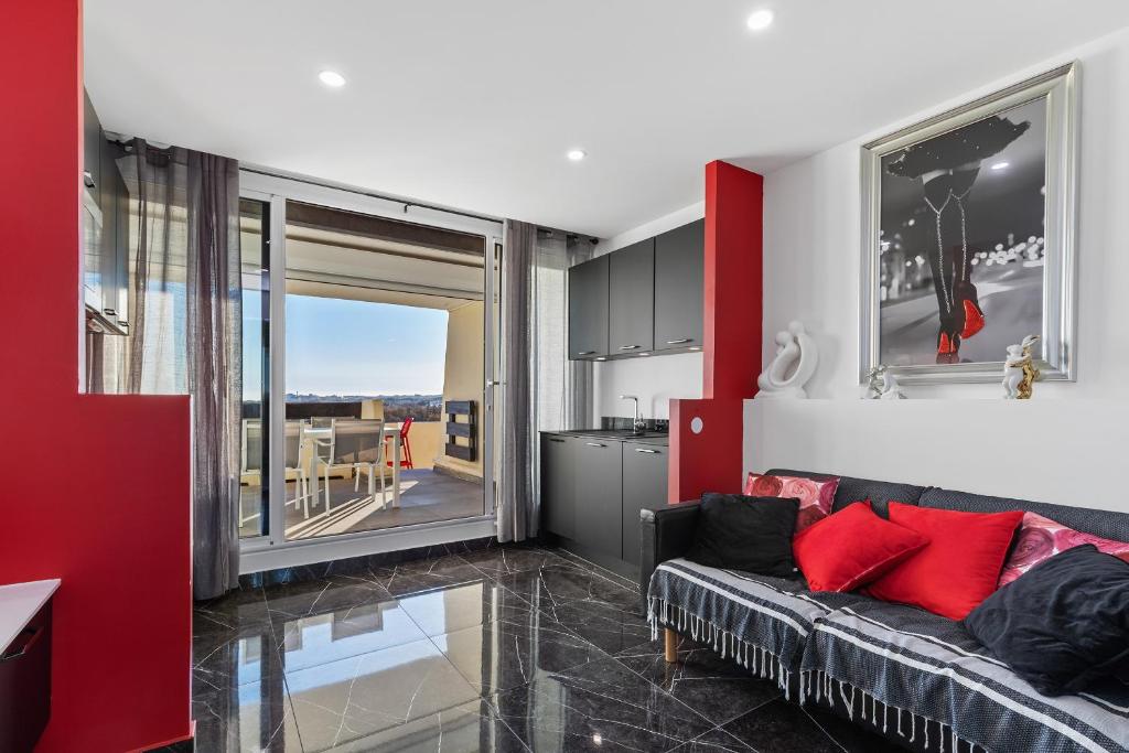 un salon avec un canapé et une cuisine dans l'établissement Crazy dream Naturiste, au Cap d'Agde