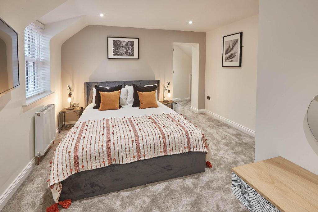Un dormitorio con una cama grande con almohadas naranjas. en Host & Stay - Uggleby House, en Sleights